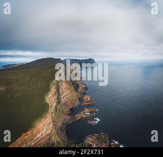 Vue aérienne des falaises d'Eggjarnar le long de la côte de Suduroy dans les îles Féroé. Banque D'Images