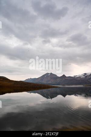 Une belle vue panoramique sur le réservoir Azat en Arménie avec le reflet des montagnes par jour nuageux Banque D'Images