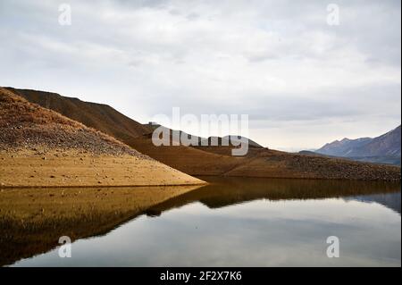 Une belle vue panoramique sur le réservoir Azat en Arménie avec le reflet de petites collines Banque D'Images