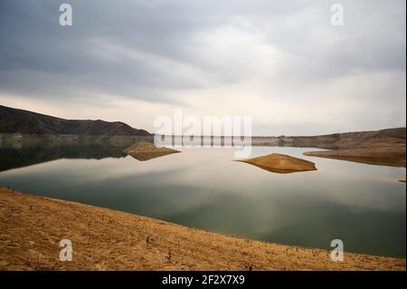 Une belle vue panoramique sur le réservoir Azat en Arménie avec le reflet de petites collines et d'une chaîne de montagnes Banque D'Images