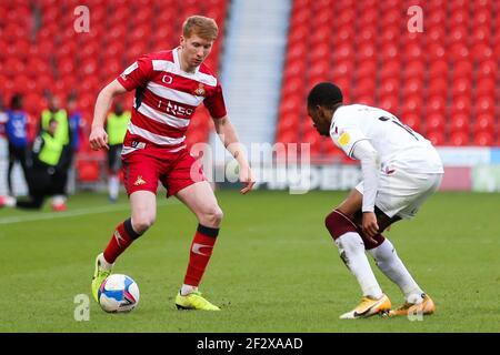 Brad Halliday de Doncaster Rovers (à gauche) et Mickel Miller de Northampton Town se battent pour le ballon lors du match de la Sky Bet League One au Keepmoat Stadium, Doncaster. Banque D'Images