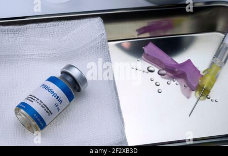 Flacon avec un composé chimique antiviral, la plitidepsine, cette formulation a une efficacité antivirale beaucoup plus puissante contre le SRAS-COV-2 que le seul antivir Banque D'Images