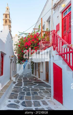 Rue blanche dans la vieille ville de Mykonos, Grèce Banque D'Images