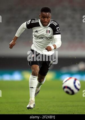 Ademola Lookman de Fulham en action pendant le match de la Premier League à Craven Cottage, Londres. Date de la photo: Samedi 13 mars 2021. Banque D'Images