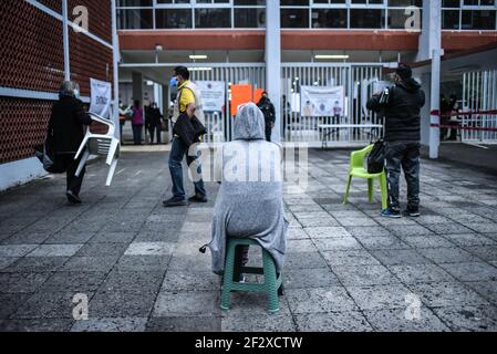 Xalapa, Mexique. 13 mars 2021 : des milliers d'adultes âgés ont reçu le vaccin COVID-19 dans la ville de Xalapa. Dès le début, ils ont fait des lignes et pour leur application ils ont été assainis et ont fait des exercices d'activation du corps. Credit: Hector Adolfo Quintanar Perez/ZUMA Wire/Alay Live News Banque D'Images