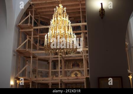 Un bâtiment nouvellement construit de l'église échafaudage des dômes de Bardage lustre avec bougies Banque D'Images