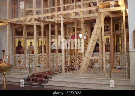 Un bâtiment nouvellement construit de l'église échafaudage des dômes de Bardage lustre avec bougies Banque D'Images