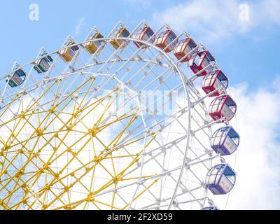 Grande roue aux couleurs vives. Vue de dessous d'une grande roue colorée contre le ciel. Banque D'Images