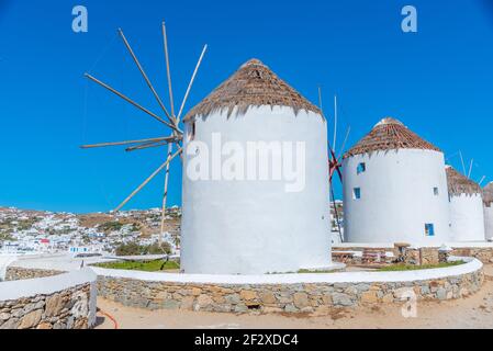 Moulins à vent surplombant la mer égée à Mykonos, Grèce Banque D'Images