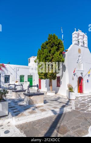 Rue blanche dans la vieille ville de Mykonos, Grèce Banque D'Images