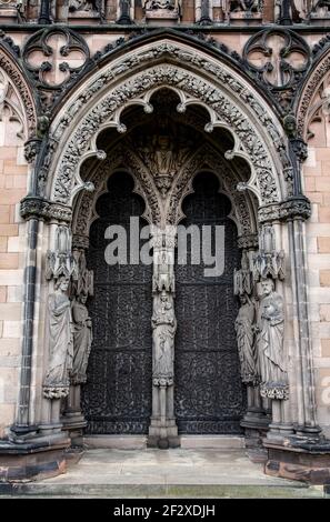 Porte en bois ornée, cathédrale de Lichfield, Lichfield, Staffordshire, Royaume-Uni Banque D'Images