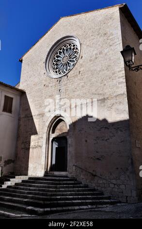 Façade de l'église Saint François d'Alatri , construite à la fin du XIIIe siècle dans le style gothique, belle fenêtre rose avec colonnes radiales Banque D'Images