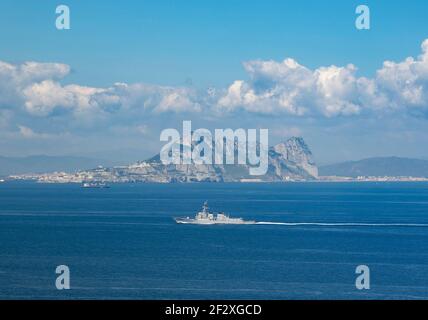 Le destroyer à missiles guidés de la classe Arleigh-Burke de la Marine américaine, USS Winston S. Churchill, transite le détroit de Gibraltar avec le groupe de grève des transporteurs Eisenhower lors d'un déploiement de routine le 10 mars 2021 en mer Méditerranée. Banque D'Images