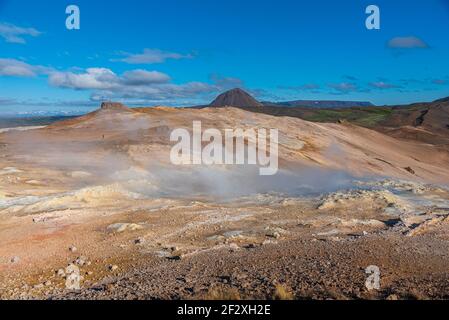 Fumeroles et piscines de boue à Hverir, Islande Banque D'Images