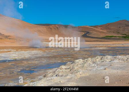 Fumeroles et piscines de boue à Hverir, Islande Banque D'Images