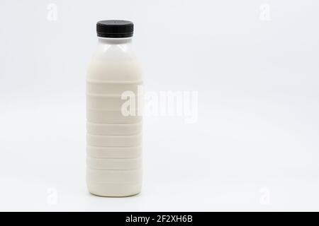 Bouteille de lait avec bouchon noir isolé sur fond blanc Banque D'Images