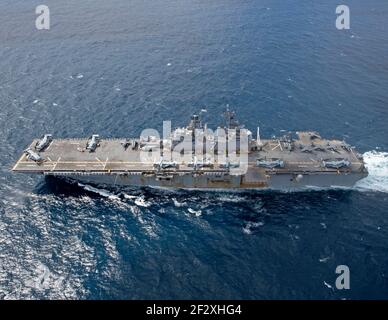 Le navire d'assaut amphibie USS Iwo Jima de la Marine américaine mène des opérations de routine dans l'océan Atlantique le 4 mars 2021 au large de la côte de Norfolk, en Virginie. Banque D'Images