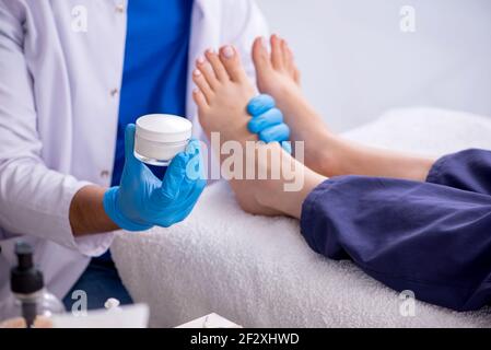 Podiatre traitant les pieds pendant la procédure Banque D'Images