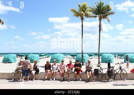 Les retraités canadiens regardent Hollywood Beach. Photo de Sean Drakes/Alay Banque D'Images
