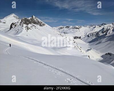 piste de ski dans un paysage d'hiver grandiose avec de hautes montagnes. Alpinisme dans la vallée du Ducan au-dessus de Davos Banque D'Images