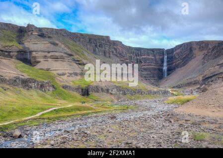 Cascade de Hengifoss vue sur l'Islande Banque D'Images