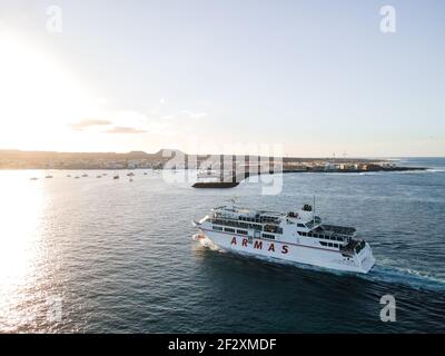 Le ferry d'Armas Volcán de Tindaya arrive au port de drone aérien Photo - Corralejo - île de Fuerteventura Banque D'Images