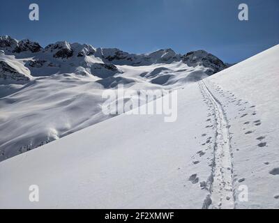 piste de ski dans un paysage d'hiver grandiose avec de hautes montagnes. Alpinisme dans la vallée du Ducan au-dessus de Davos Banque D'Images