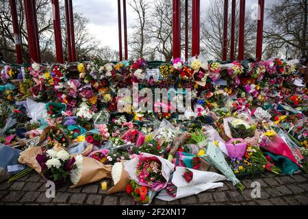 LONDRES, ANGLETERRE - MARS 13: People plelay fleurit pour rendre hommage à la suite du meurtre de Sarah Everard après l'annulation d'une veillée officielle en raison de la pandémie de Covid-19. Wayne Couzens, agent de police de la métropole, a été accusé d'enlèvement et de meurtre le samedi 13 mars 2021. (Crédit : Lucy North | MI News) crédit : MI News & Sport /Alay Live News Banque D'Images