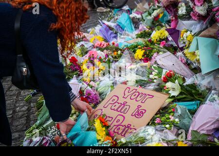 LONDRES, ANGLETERRE - MARS 13: People plelay fleurit pour rendre hommage à la suite du meurtre de Sarah Everard après l'annulation d'une veillée officielle en raison de la pandémie de Covid-19. Wayne Couzens, agent de police de la métropole, a été accusé d'enlèvement et de meurtre le samedi 13 mars 2021. (Crédit : Lucy North | MI News) crédit : MI News & Sport /Alay Live News Banque D'Images