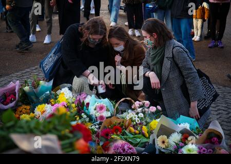 LONDRES, ANGLETERRE - MARS 13: People plelay fleurit pour rendre hommage à la suite du meurtre de Sarah Everard après l'annulation d'une veillée officielle en raison de la pandémie de Covid-19. Wayne Couzens, agent de police de la métropole, a été accusé d'enlèvement et de meurtre le samedi 13 mars 2021. (Crédit : Lucy North | MI News) crédit : MI News & Sport /Alay Live News Banque D'Images