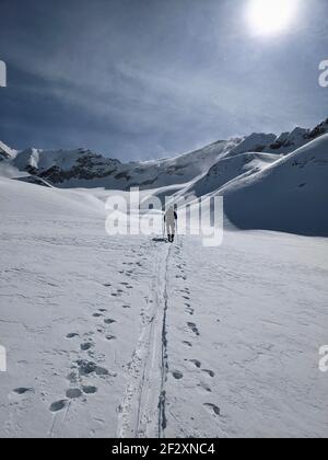 piste de ski dans un paysage d'hiver grandiose avec de hautes montagnes. Alpinisme dans la vallée du Ducan au-dessus de Davos Banque D'Images