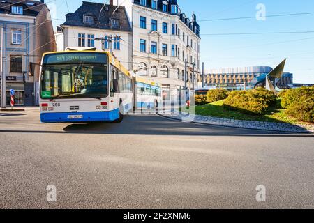 SOLINGEN, ALLEMAGNE - 21 FÉVRIER 2021 : trolleybus sur la place du Comte William (Graf-Wilhelm-Platz), Solingen, Rhénanie-du-Nord-Westphalie, Allemagne. Solingen tr Banque D'Images