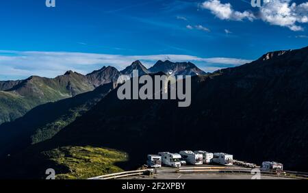 Motor Homes à Mountain Pass et High Alpine Road in Parc national Hohe Tauern avec Mountain Peak Grossglockner Banque D'Images