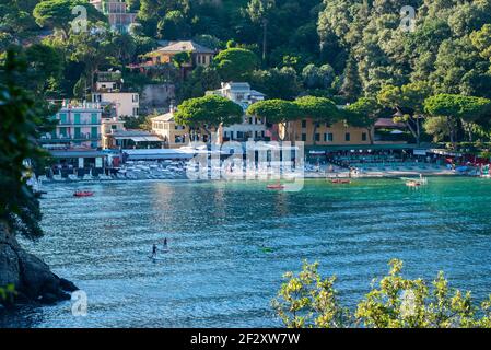 La baie de Paragi est une petite baie célèbre avec des eaux cristallines près de Portofino, dans la partie orientale de la Ligurie, en Italie. La plage équipée est chère Banque D'Images