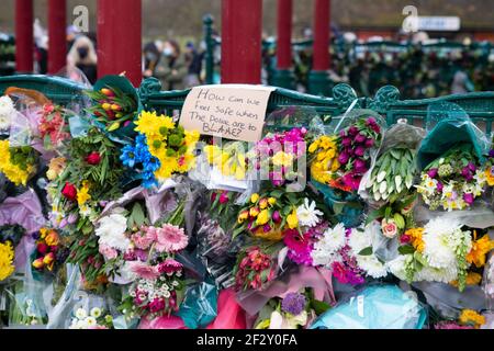 Clapham Common, Londres, Royaume-Uni 13 mars 2021. Une commémoration a lieu pour Sarah Everard, la femme britannique assassinée par un policier britannique en service. La veillée était initialement prévue comme un événement conforme à Covid, socialement distancé, mais la police métropolitaine a décidé de l'interdire en vertu de la réglementation cavique, ce qui a provoqué la colère et plus de personnes à assister. Les manifestants ont été confrontés à une importante présence policière qui a entraîné des tensions, des affrontements et un certain nombre d'arrestations. Crédit : Denise Laura Baker/Alay Live News Banque D'Images