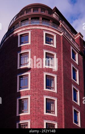 Vue sur le bâtiment moderne en brique rouge Banque D'Images