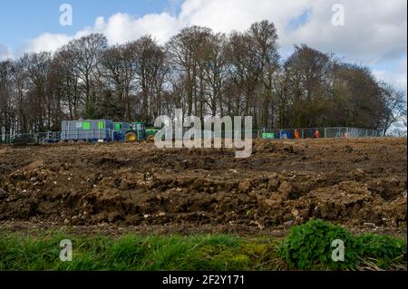 Aylesbury Vale, Buckinghamshire, Royaume-Uni. 12 mars 2021. Les militants anti HS2 poursuivent leur combat pour sauver Jones Hill Wood des tronçonneuses HS2. Les chauves-souris Barbastelle très rares sont connues pour rôtir dans les bois, cependant, HS2 se prépare à détruire une grande partie de Jones Hill Wood pour la construction d'un viaduc dans le cadre de la controversée liaison High Speed Rail de Londres à Birmingham. Une équipe de militants anti HS2 vit dans une partie des terres boisées pour essayer d'arrêter HS2 et leur destruction des habitats fauniques. Crédit : Maureen McLean/Alay Banque D'Images