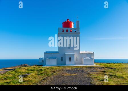 Phare de Dyrholaey situé sur l'Islande Banque D'Images