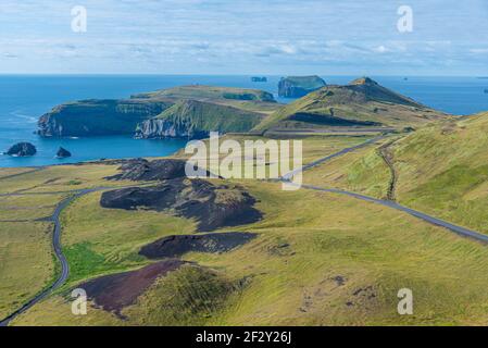 Vue aérienne de la péninsule de Storhofdi sur l'île Heimaey en Islande Banque D'Images