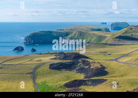Vue aérienne de la péninsule de Storhofdi sur l'île Heimaey en Islande Banque D'Images