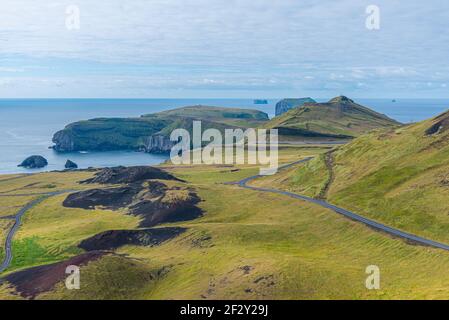 Vue aérienne de la péninsule de Storhofdi sur l'île Heimaey en Islande Banque D'Images