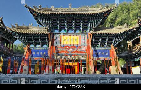 Porte-voûte coloriste vers le temple de Bouddha Dafo si. Province de Zhangye-Gansu-Chine-1247 Banque D'Images