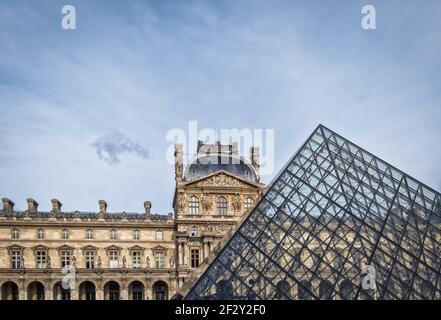 Paris, France, 2020 février, haut de la pyramide face au Pavillon Richelieu un des pavillons du Musée du Louvre dans la cour principale Cour Napoléon Banque D'Images