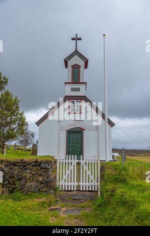 Maisons traditionnelles en gazon et une église blanche à Keldur à Islande Banque D'Images