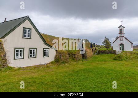 Maisons traditionnelles en gazon et une église blanche à Keldur à Islande Banque D'Images