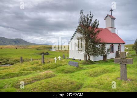 Maisons traditionnelles en gazon et une église blanche à Keldur à Islande Banque D'Images