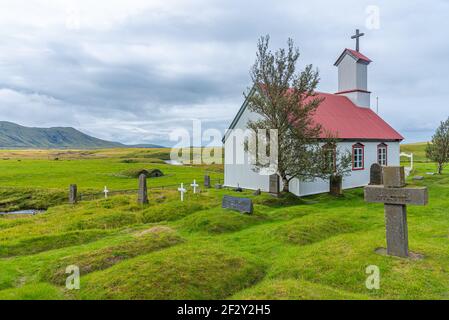 Maisons traditionnelles en gazon et une église blanche à Keldur à Islande Banque D'Images