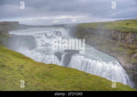 Chute d'eau de Gullfoss vue pendant une journée nuageux sur l'Islande Banque D'Images