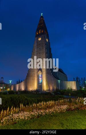 Vue nocturne de la cathédrale de Hallgrimskirkja à Reykjavik, en Islande Banque D'Images