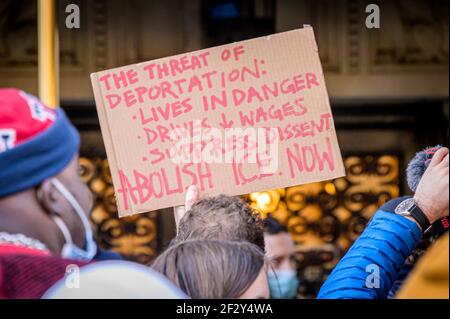 ÉTATS-UNIS. 13 mars 2021. Des activistes pro-immigration se sont joints à des immigrants sans papiers et à des membres de la communauté de New York et du New Jersey au Grand Army Plaza à Brooklyn pour un rassemblement le 13 mars, 2021 rejeter les « promesses vides » du Parti démocratique et exiger une protection permanente pour les 11 millions d'immigrants sans papiers qui vivent et travaillent dans ce pays. (Photo par Erik McGregor/Sipa USA) crédit: SIPA USA/Alay Live News Banque D'Images